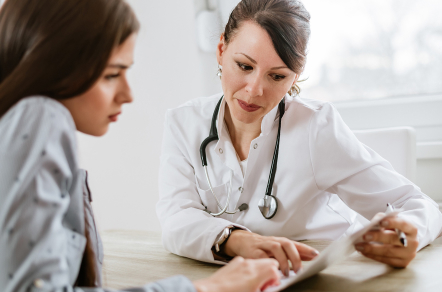 Врач разговаривает с пациентом